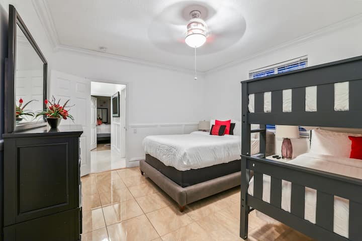 לנוח ולהיטען מחדש בחדר השינה המפואר הזה