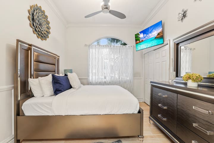 להתבודד בחדר שינה יוקרתי שאין שני לו.