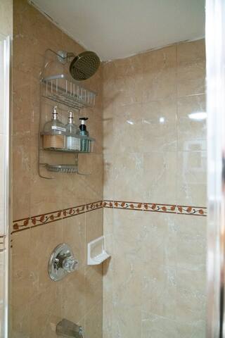 Amazing 3 bedroom apt + private patio gallery image 5