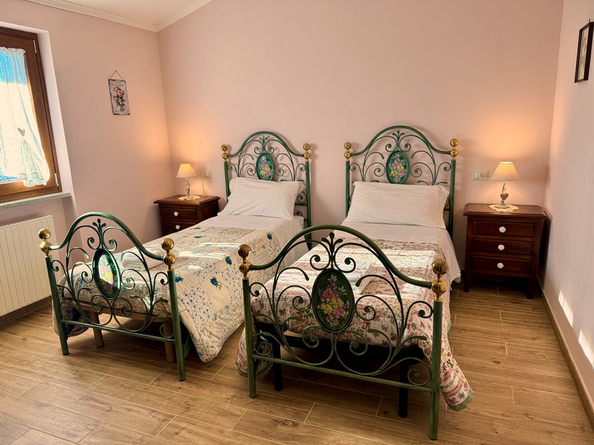 Dhomë dopio "Rose" me krevate tekë prej hekuri të punuar