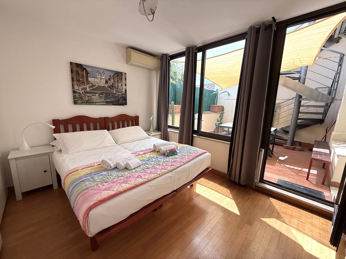 Eerste slaapkamer met tweepersoonsbed - directe toegang tot het lagere terras