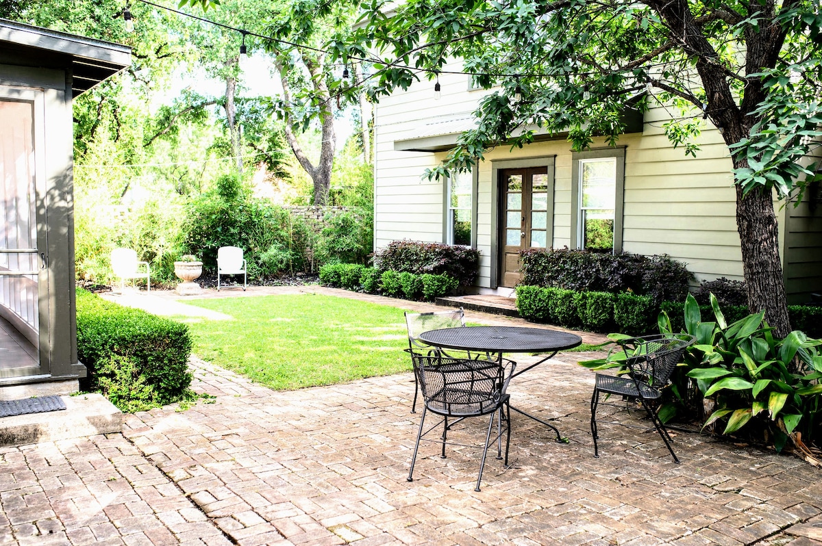Cozy Cottage In North University & Near Downtown