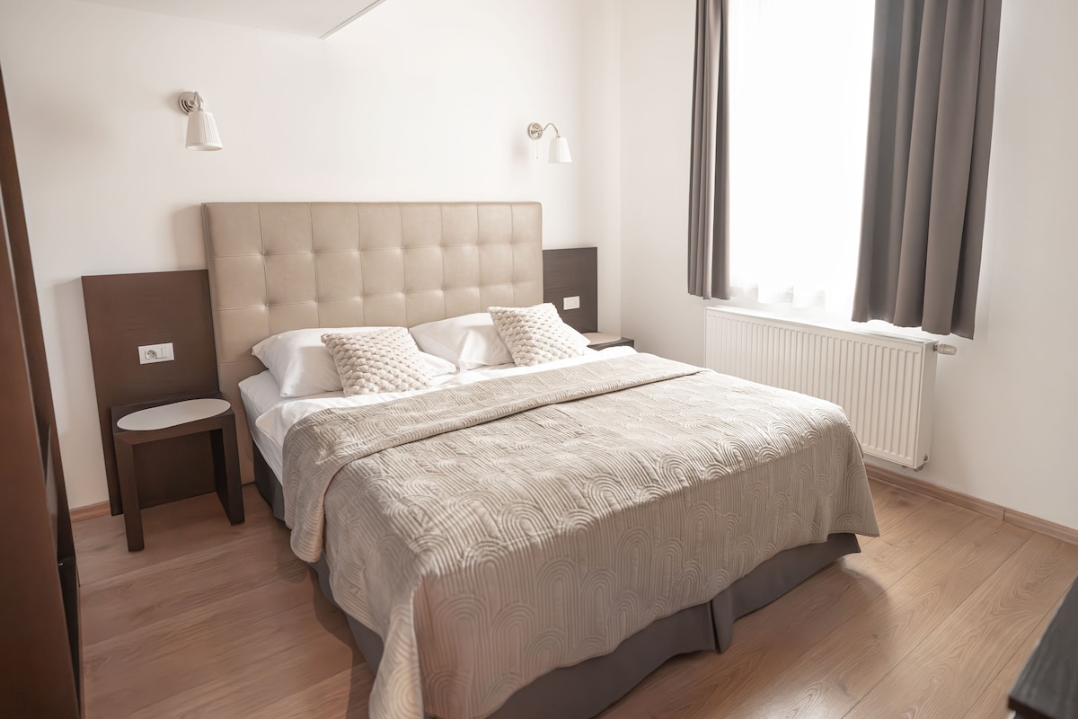 Veľká manželská posteľ v spálni