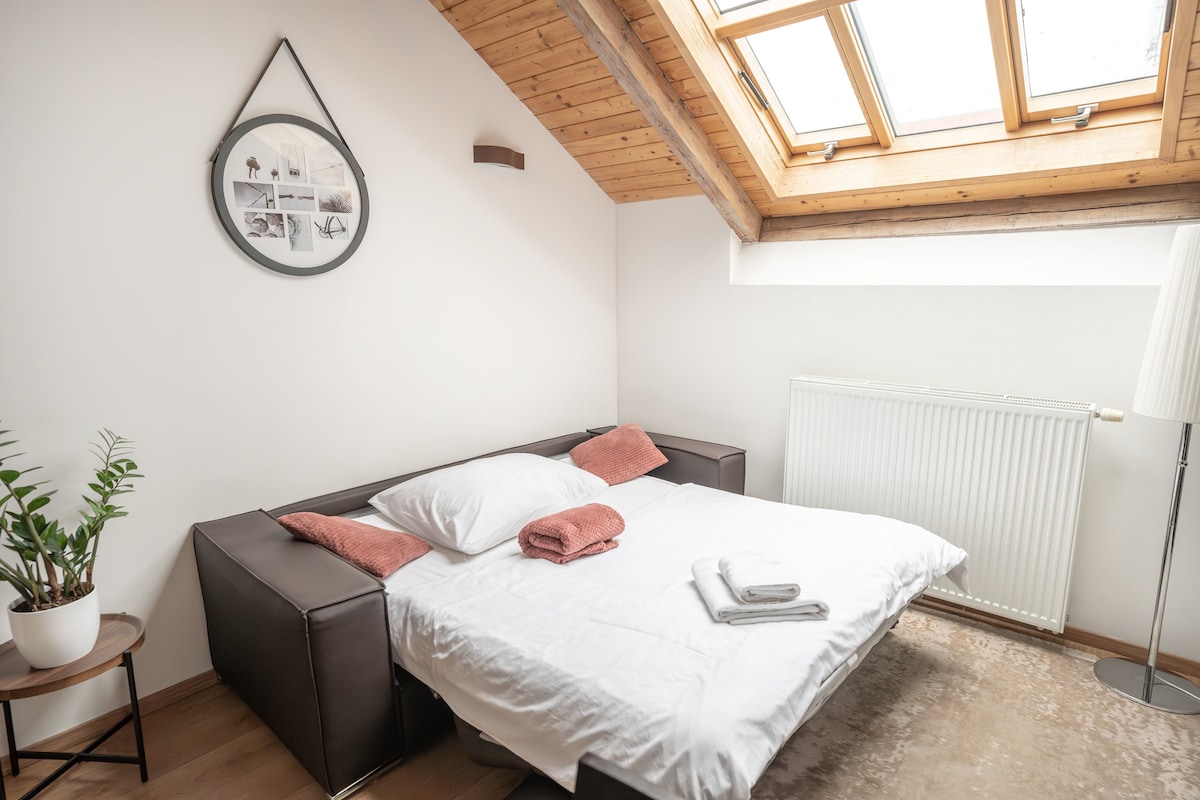 Rozložená pohovka v obývačke