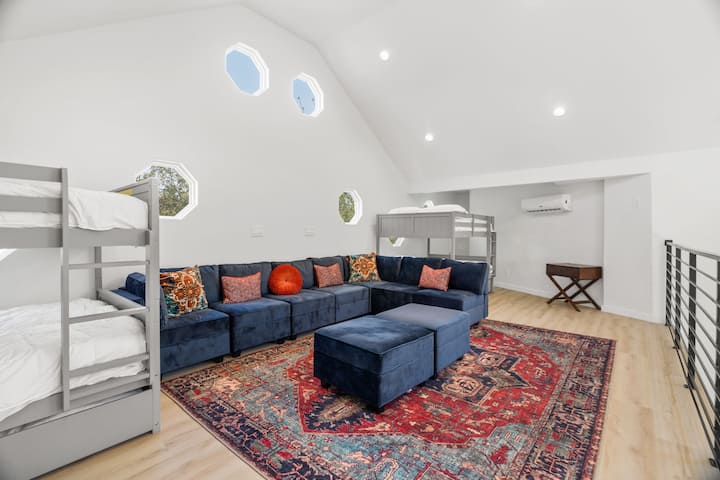 הלופט הגדול העליון ביחידת הגלמפינג Birdhous כולל ספת שלולית חיבוק נוחה ושתי מיטות קומתיים, המספקות מרחב נוח ומקסים להירגע ולנוח.