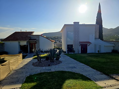 Casa Loma for 12 people!