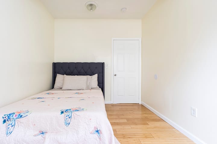 Комфортът се съчетава с функционалност чрез уютно спално бельо, осветление до леглото и място за разопаковане.