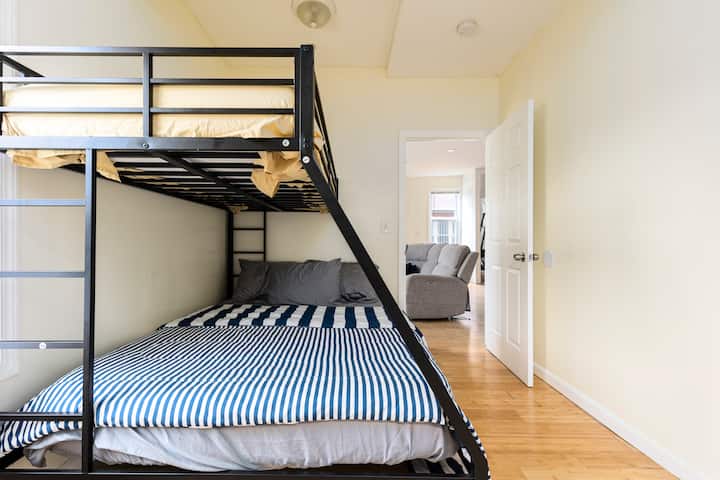 Тази стая с двуетажно легло е идеална за малки пътешественици, безопасна, уютна и подготвена за преспиване.