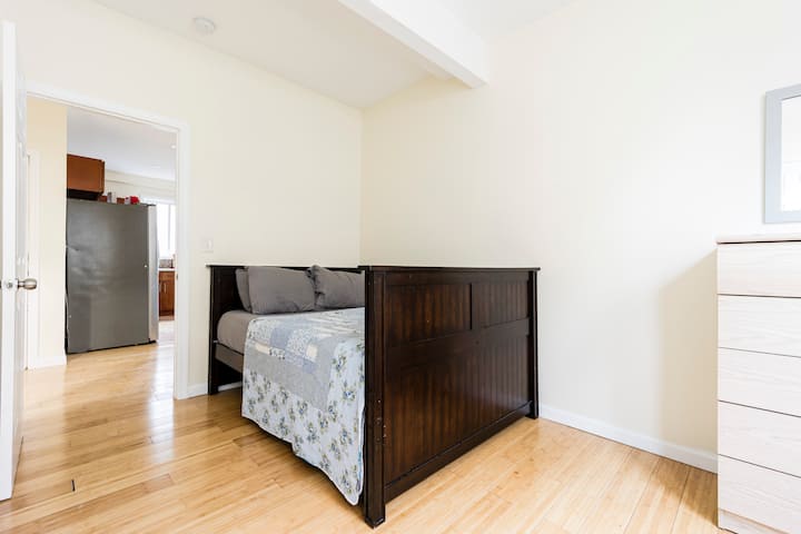 Стилна спалня с модерни акценти и плюшено легло за спокоен сън.