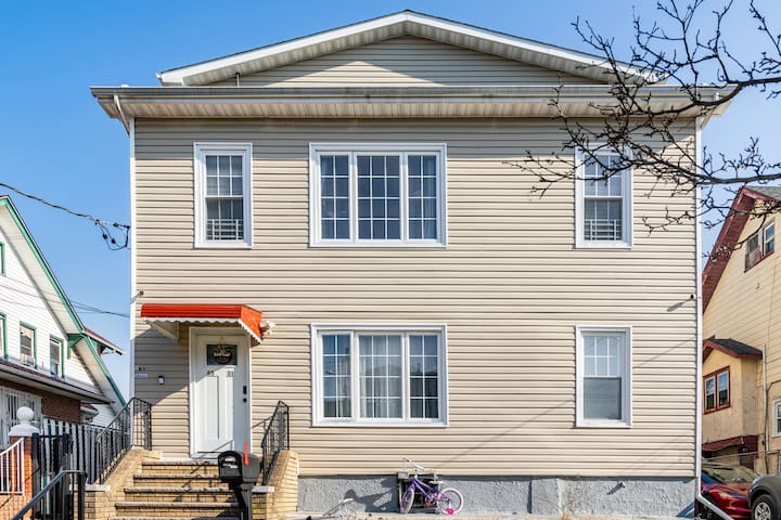 Bright NYC Apt, Near JFK, LGA & Easy Subway Access