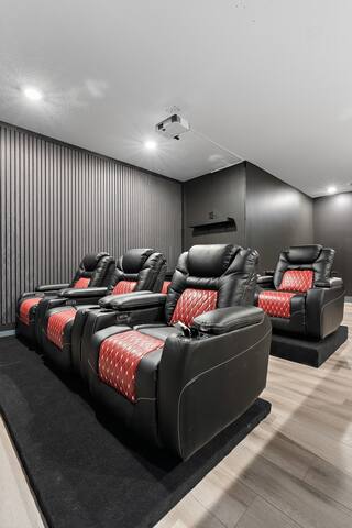 Sleeps14 GameRoom Sauna Hottub Murals HomeTheatre gallery image 3