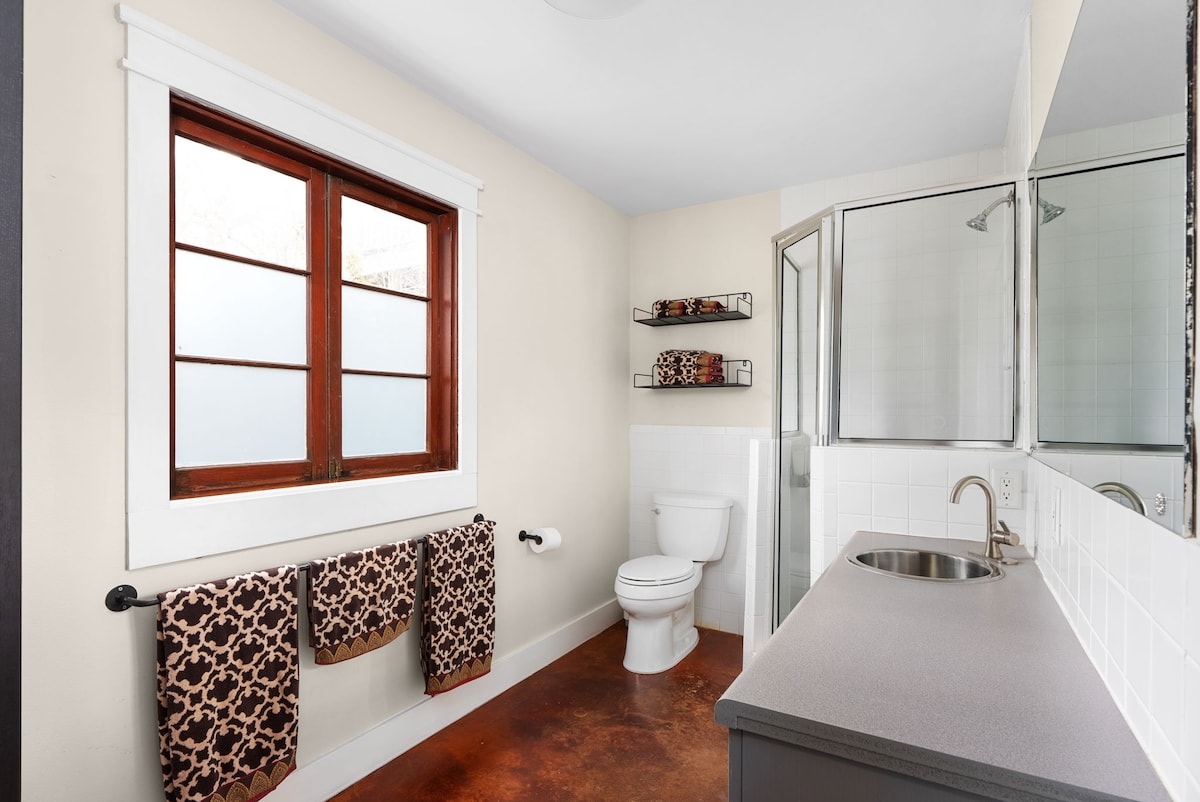 Quiet Studio in North University & Central Austin