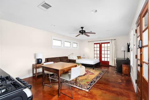 Top Airbnb: Quiet Studio in North University & Central Austin in North University