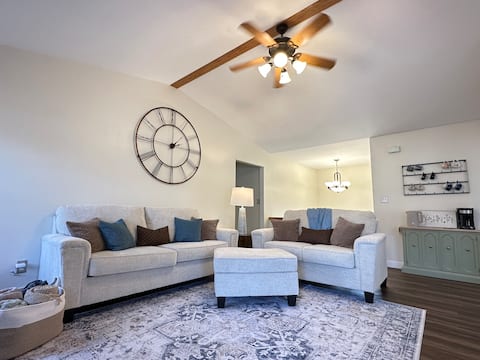 Norb's Nest—spacious cottage, close to Main St