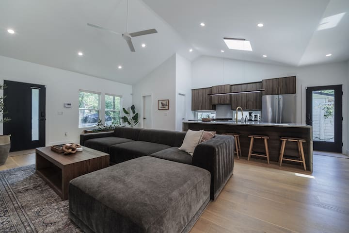 Modern 4BR in Zilker | Walkable, Family Friendly gallery image 3