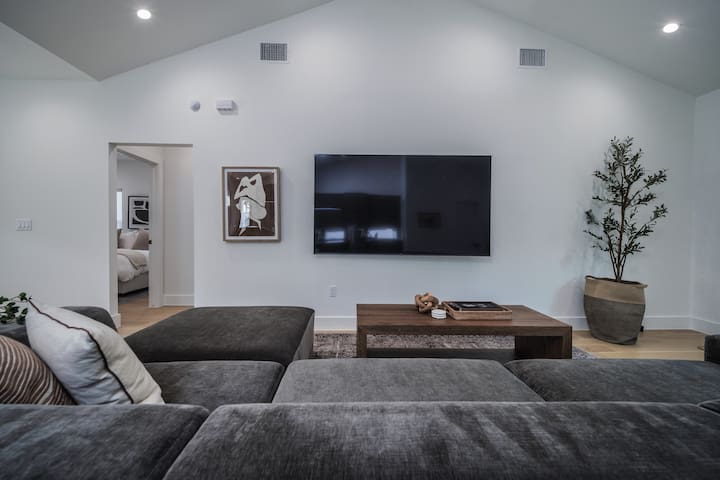 Modern 4BR in Zilker | Walkable, Family Friendly gallery image 2