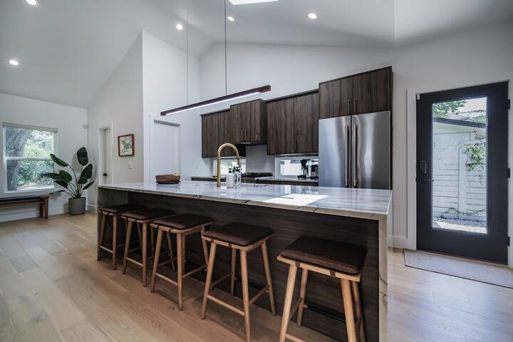 Modern 4BR in Zilker | Walkable, Family Friendly gallery image 5