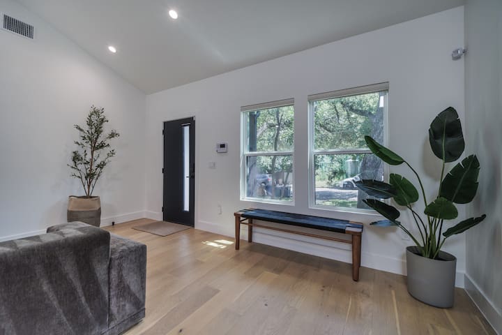 Modern 4BR in Zilker | Walkable, Family Friendly gallery image 4