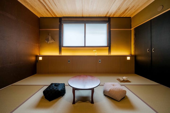 ห้องญี่ปุ่นชั้น 2
ฟูกนอนไม่・เกิน 3 เตียง
・ม่านบังแสง
・ตู้เสื้อผ้า

จำนวนเครื่องนอนที่เตรียมไว้จะตรงกับจำนวนผู้เข้าพักที่คุณจองไว้ โปรดดูรายละเอียดแผนผังชั้นว่ามีเตียงอะไรบ้าง