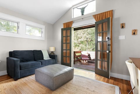 Popular Airbnb listing: Treetop Studio in North University, Central Austin in North University