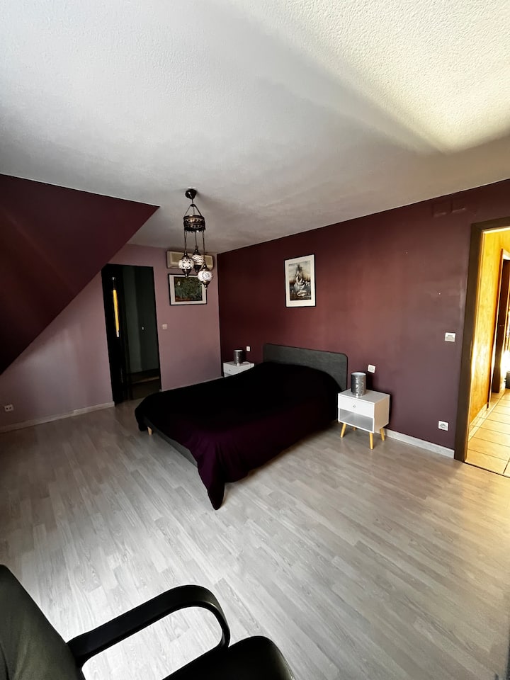 Главна спална соба со биро