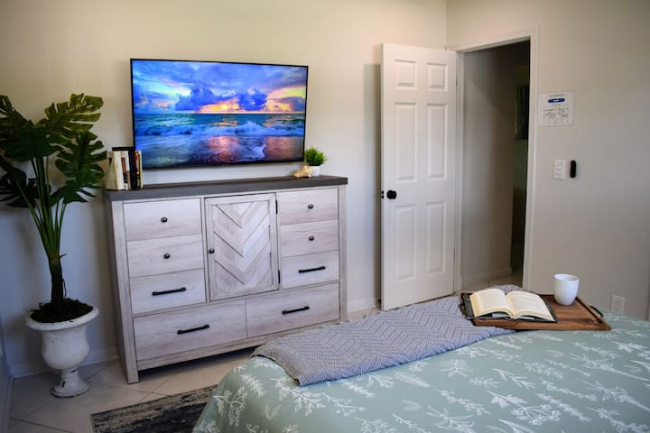 Spálňa 2: manželská posteľ, inteligentný televízor, dostatok miesta v skrini a veľa prirodzeného svetla. 