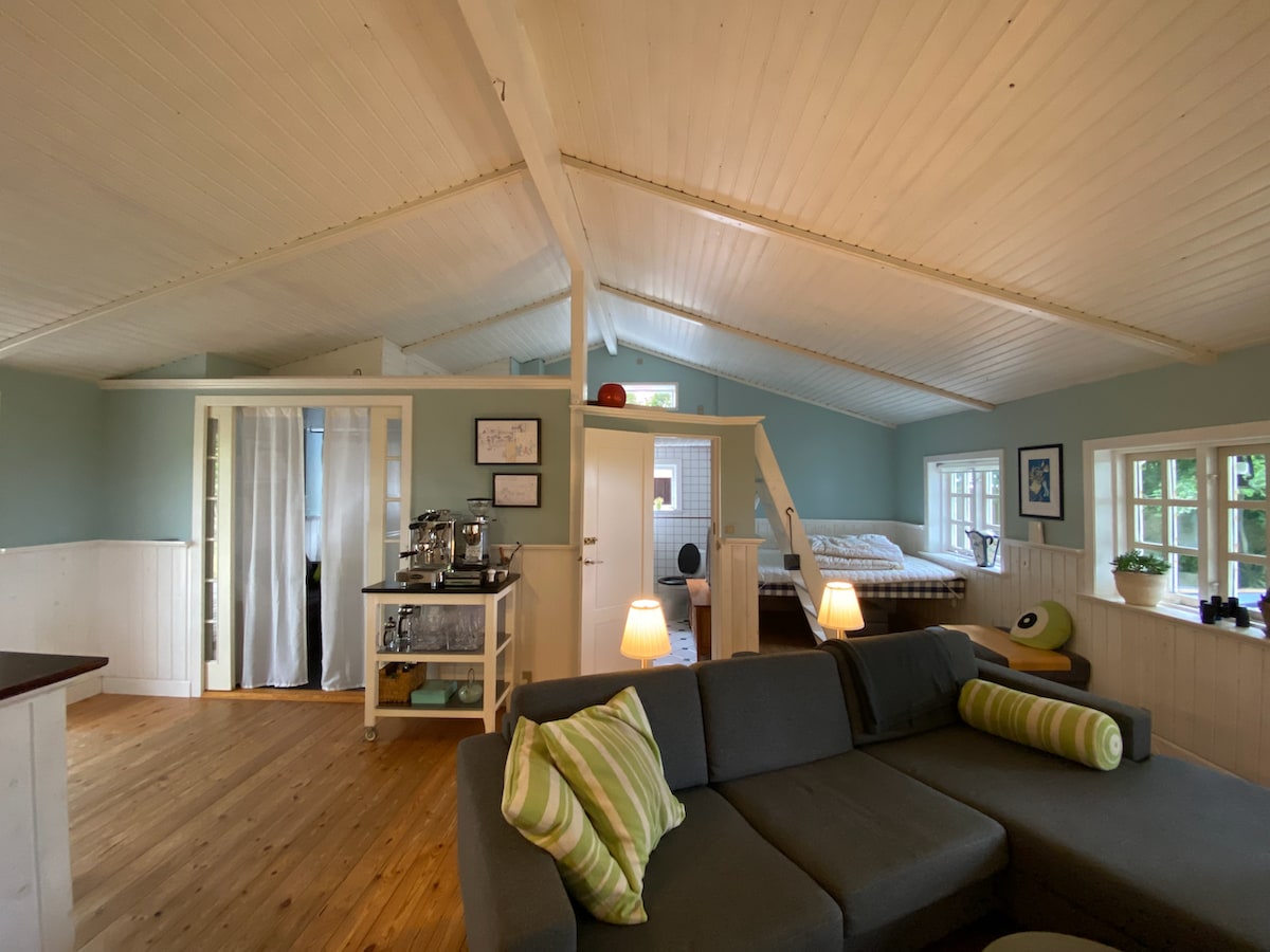 Sommerhuset set fra haven Dråby Strand