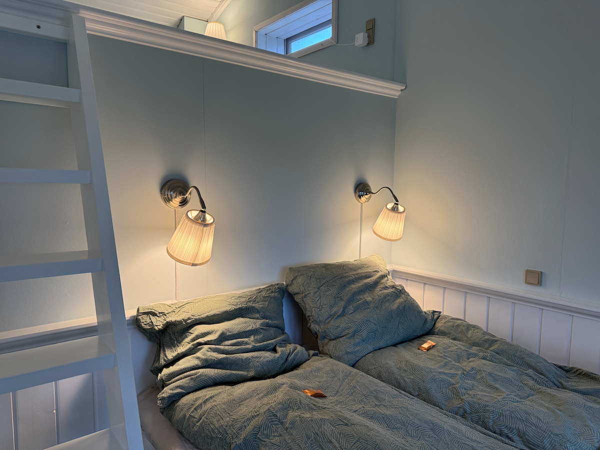 Vestvendt terrasse om sommeren Dråby Strand