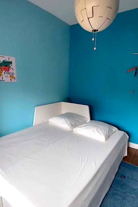 Chambre 3 lit simple qui s'ouvre pour faire un lit double 