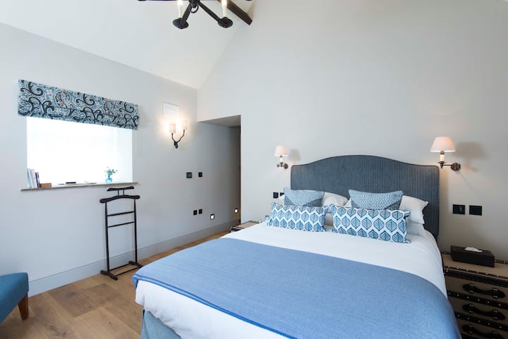 Сите спални соби во сместувањето се убаво украсени со доволно простор за складирање во гардероберот, масичка за облекување, лесен стол за рака, телевизор и машини за кафе покрај пристапот до приватна сопствена бања