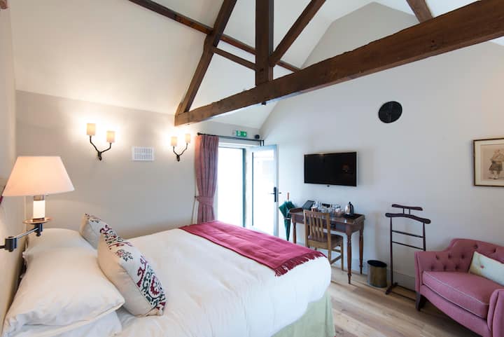 Сите спални соби во сместувањето се убаво украсени со доволно простор за складирање во гардероберот, масичка за облекување, лесен стол за рака, телевизор и машини за кафе покрај пристапот до приватна сопствена бања