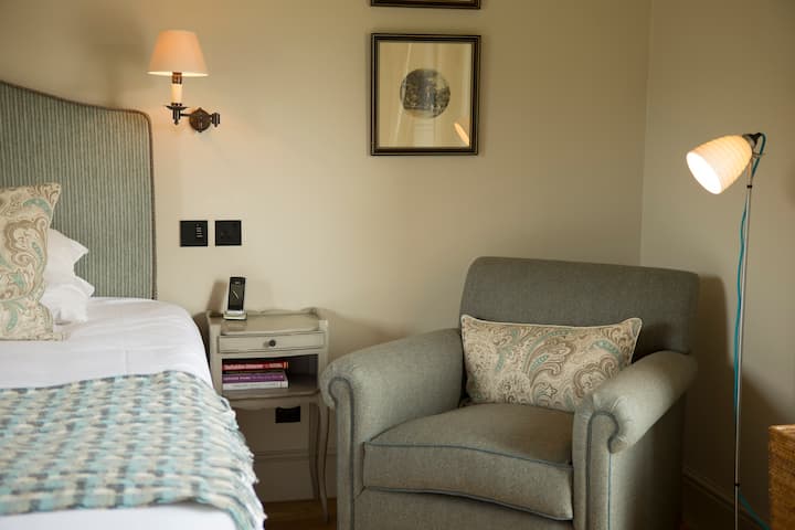 Сите спални соби во сместувањето се убаво украсени со доволно простор за складирање во гардероберот, масичка за облекување, лесен стол за рака, телевизор и машини за кафе покрај пристапот до приватна сопствена бања