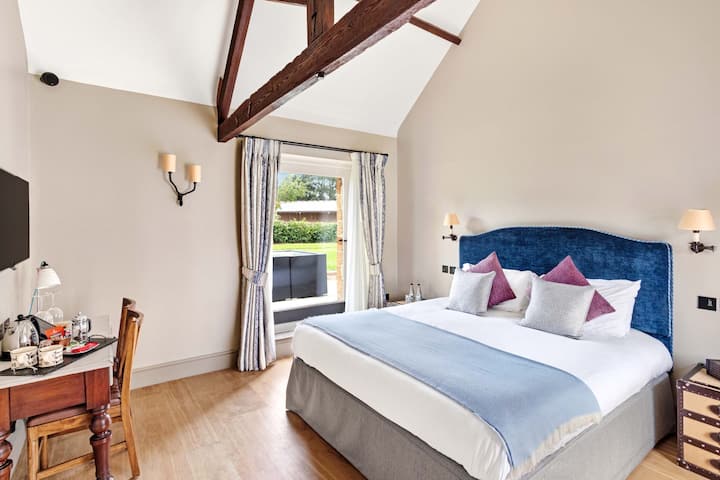 Сите спални соби во сместувањето се убаво украсени со доволно простор за складирање во гардероберот, масичка за облекување, лесен стол за рака, телевизор и машини за кафе покрај пристапот до приватна сопствена бања