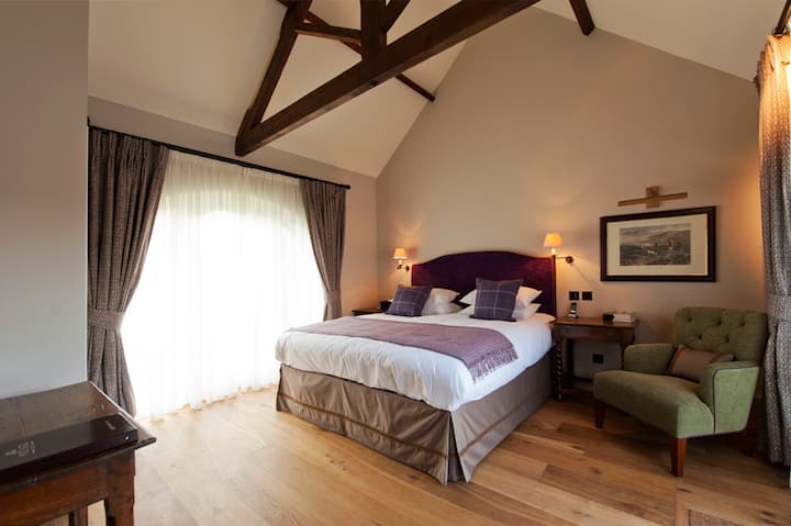 Сите спални соби во сместувањето се убаво украсени со доволно простор за складирање во гардероберот, масичка за облекување, лесен стол за рака, телевизор и машини за кафе покрај пристапот до приватна сопствена бања