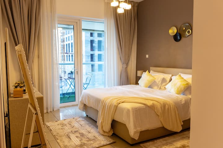 חדר השינה האלגנטי הזה כולל מיטה נוחה עם מצעים רכים ומבטאים עיצוב במרינה של דובאי. היכנסו למרפסת הפרטית כדי ליהנות מאוויר צח ופינת ישיבה נוחה בחוץ, מושלמת לקפה בוקר או למנוחה בערב.