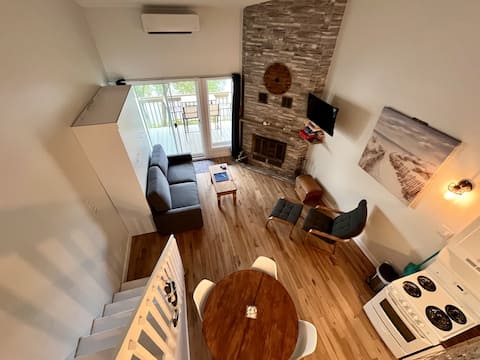 Top performing Airbnb: Bright lakeside condo in Magog
