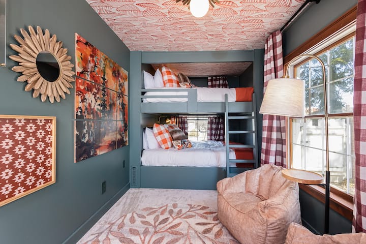 חופה ירוקה של טפט מעל הראש מביאה את דאן וודס ישירות אל הכרית שלכם, ואילו המיטה המותאמת אישית מסוג קווין-אובר-קווין מוסיפה מפלט נעים ומוגבה, מושלם לחלום מתחת לעצים.