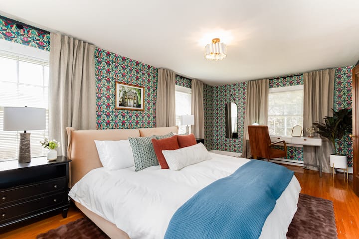 מחווה לציון הדרך הרומנטי ביותר של IU, חדר השינה של בית Rose Well כולל מיטת קינג, טפטים בהשראת זכוכית צבעונית חמה ומצעים יוקרתיים - המציעים קסם נצחי ונוחות ללא תחרות.