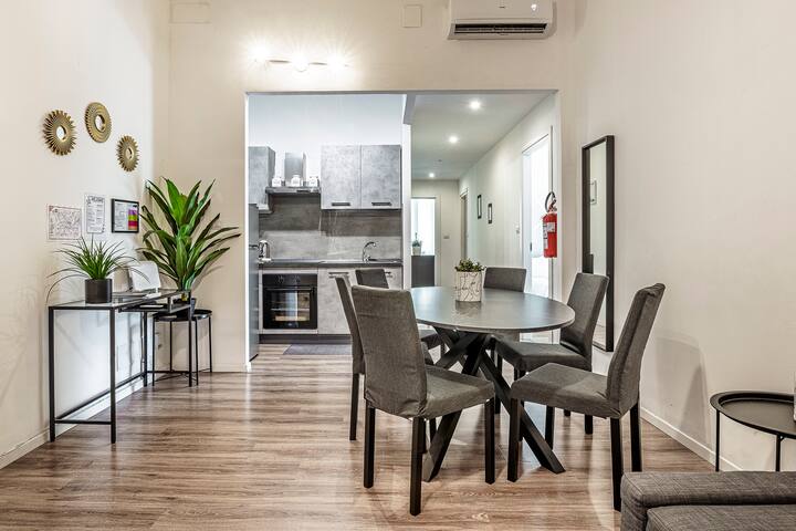 Spacious 4 bedrooms apartment near Duomo gallery image 3