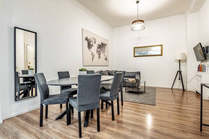 Spacious 4 bedrooms apartment near Duomo gallery image 2