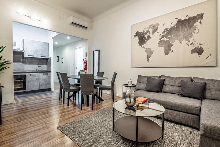 Spacious 4 bedrooms apartment near Duomo