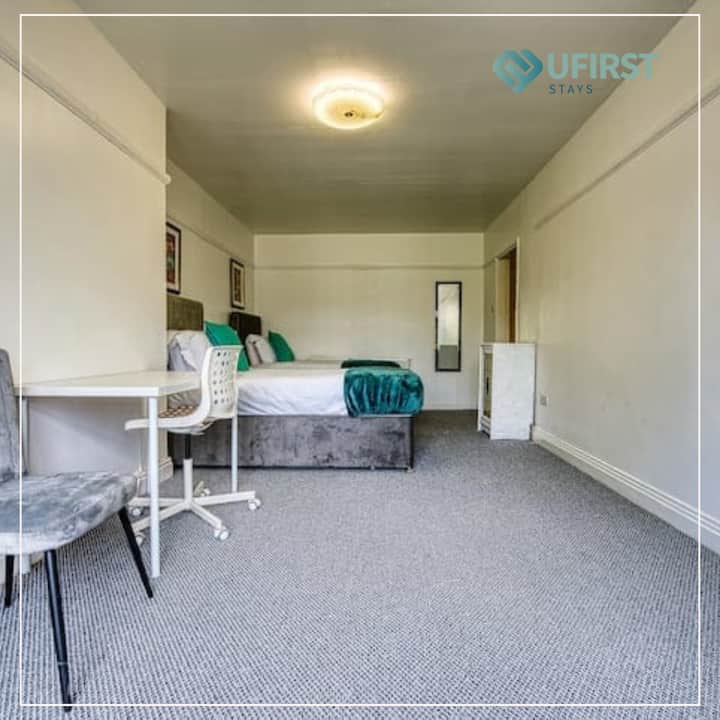 Vychutnajte si pohodlie veľkej, dobre vybavenej spálne s dvoma samostatnými lôžkami, ktoré sa dajú skombinovať do jednej manželskej. Priestor je vylepšený vkusným umeleckým dielom na stene, bočnými stolíkmi a veľkým oknom, ktoré privíta prirodzené svetlo. K dispozícii je aj pracovná stanica.

