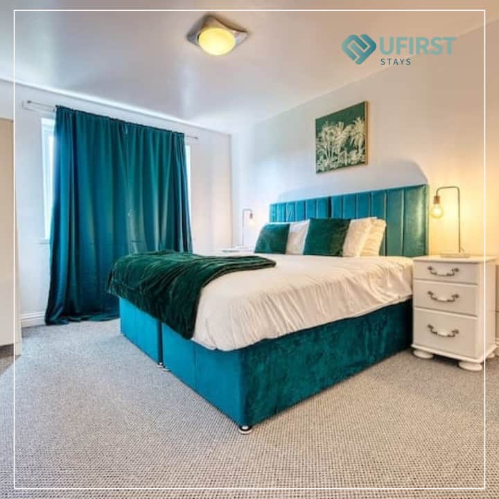 Táto spálňa je navrhnutá s ohľadom na pohodlie a flexibilitu a zahŕňa dvojlôžko s možnosťou oddelenia na dve samostatné lôžka, nočné stolíky s lampami, krásne umelecké diela na stenách a veľké okno, ktoré priestor rozjasňuje.

