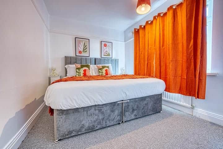 Táto očarujúca spálňa ponúka manželskú posteľ, moderný bočný stolík a veľké okno, ktoré rozjasňuje miestnosť a vytvára pokojnú, vzdušnú atmosféru.

