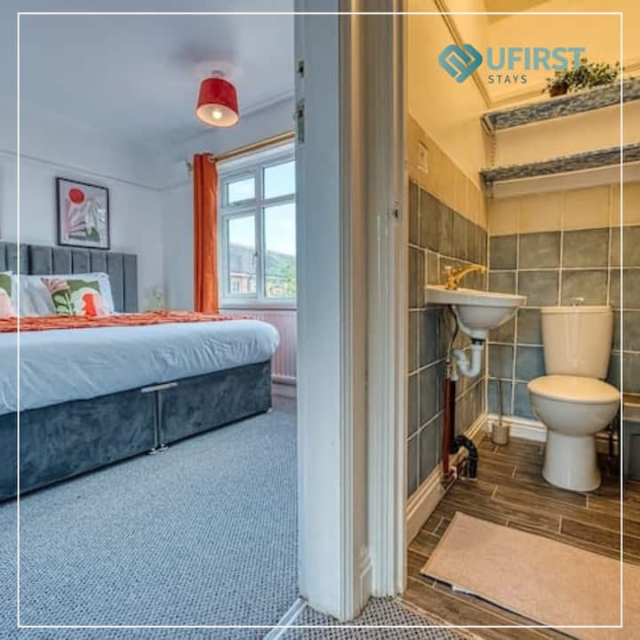 Vychutnajte si pokojné noci v tejto príjemnej spálni s mäkkou manželskou posteľou, praktickým bočným stolíkom a veľkým oknom, cez ktoré dovnútra prúdi veľa denného svetla. Pripojená kúpeľňa pre pohodlie hostí. 

