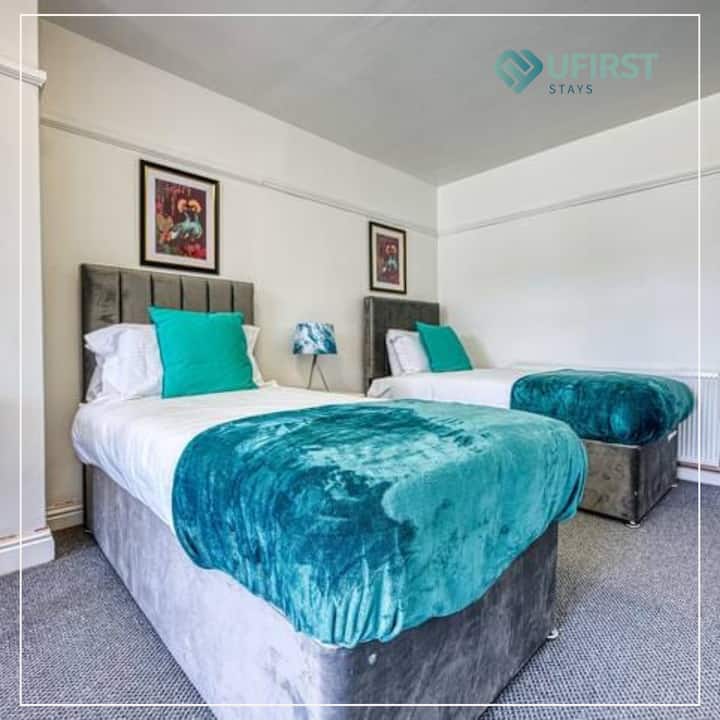 Veľkoryso veľká spálňa s prispôsobiteľným usporiadaním spánku – dve samostatné alebo jedna manželská posteľ – rámovaná štýlovými bočnými stolíkmi, krásnym umeleckým dielom na stene a veľkým oknom vytvárajúcim svetlú, otvorenú atmosféru.

