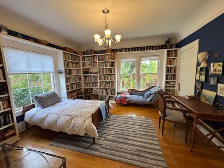 Hermoso dormitorio de la biblioteca para  dormir o acurrucarse en chez antiguos para relajarse con un libro.