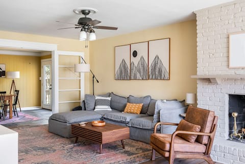 Near Bruce’s Field, fenced yard for dogs, sleeps 6