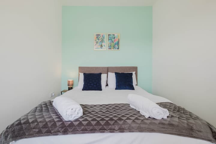 התאימו את השהייה שלכם עם המצעים המתאימים שלנו: תיהנו ממיטת קינג סייז נוחה או הפרדו לשתי מיטות יחיד לנוחות נוספת