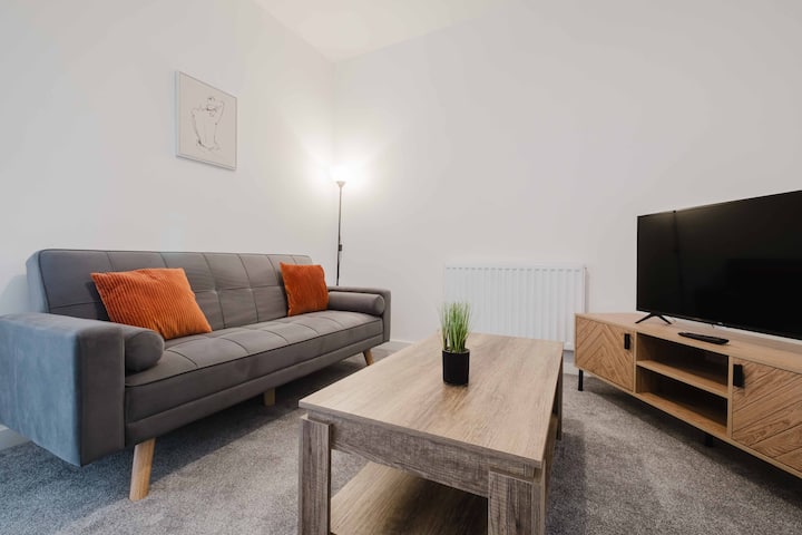 נוחות נוספת מחכה לכם בטרקלין השני, הכולל טלוויזיה לבידור וגמישות נוספים